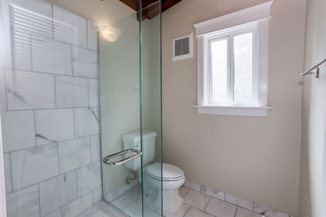 Building Photo - 3 Bed / 2 Bath Woodside home on large lot ...