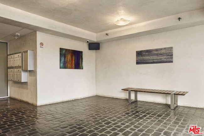 Building Photo - 1129 Larrabee St