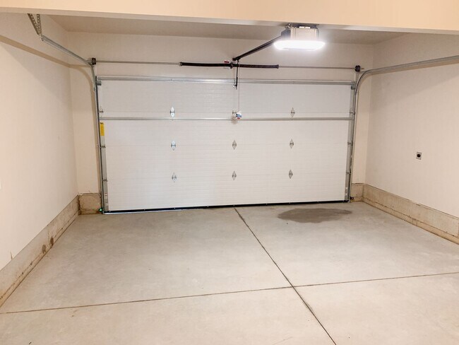 Building Photo - Lease Takeover Available 12/9/25! Sunny 3 bdrm, 2.5 bath in Cordata Neighborhood