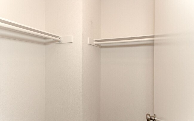 Building Photo - Large 4 Bedroom, 2.5 Bath Home with Large 3 Car Garage!!