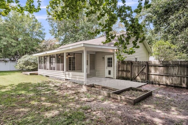 Building Photo - 18 Paddlecreek Ave