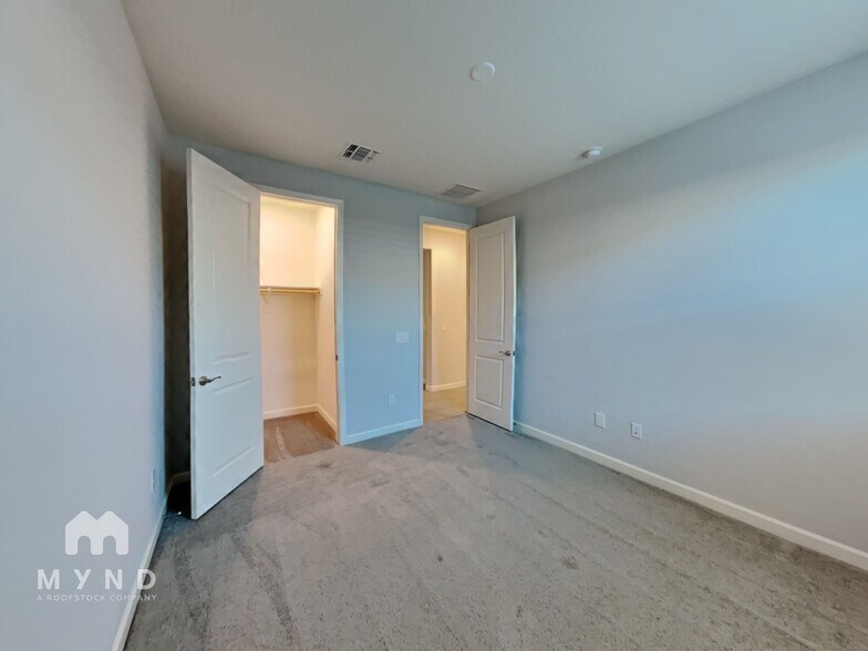 Building Photo - 720 E Silver Canyon Pl