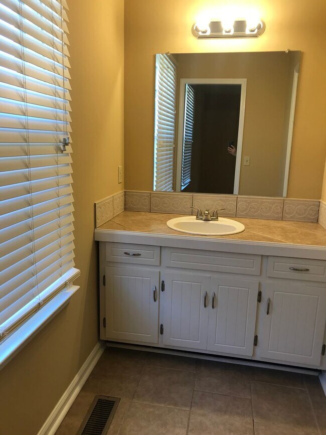 Building Photo - 3 Bedroom Home with Bonus Room For Rent!