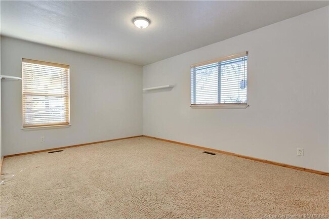 Building Photo - 430 Parkview Dr