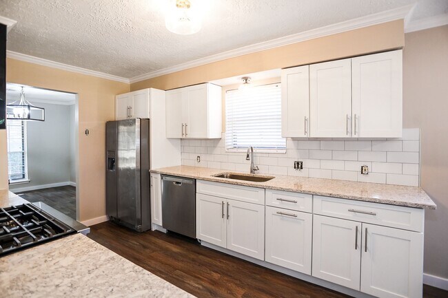 Building Photo - 502 Rosewood Dr