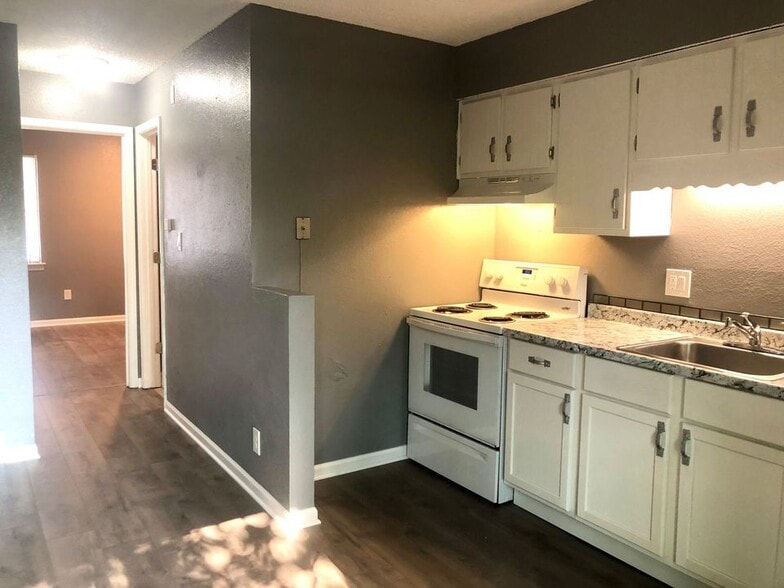 Building Photo - 300 N Thorpe St