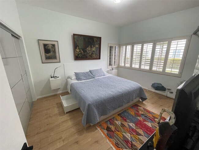 Building Photo - 425 Bayshore Dr