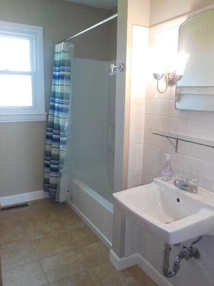 Building Photo - 2021 Stratford Rd