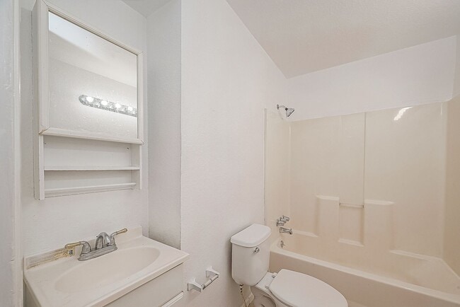 Building Photo - For Lease | Efficiency 1 Bath | 600 Sq Ft ...