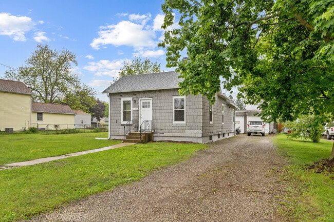 Building Photo - 11611 Maple Ave