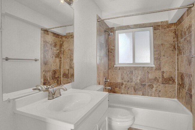 Building Photo - 512 Squire St