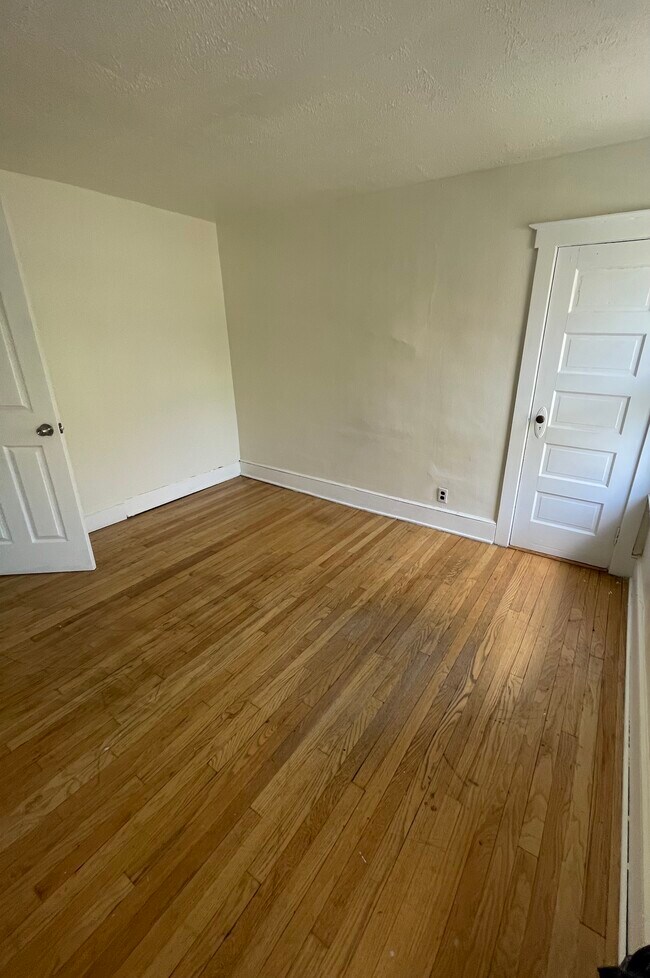 Building Photo - 109 Schubert St