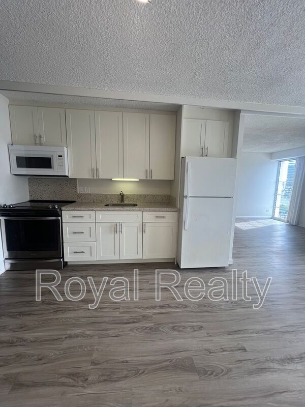 Building Photo - 1655 Makaloa St