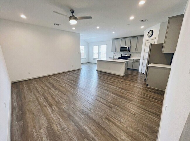 Building Photo - 6811 Fleetwood Crescent Wy