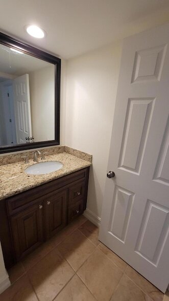 Building Photo - 117 1st Ct