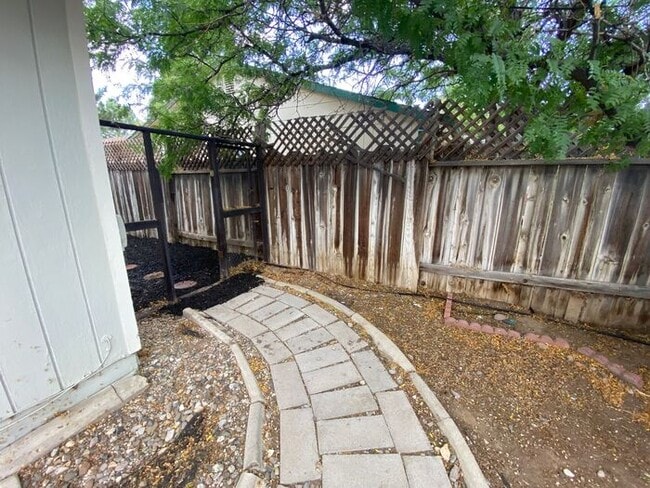 Building Photo - Charming Sparks Duplex - Yard/Garage/Centr...