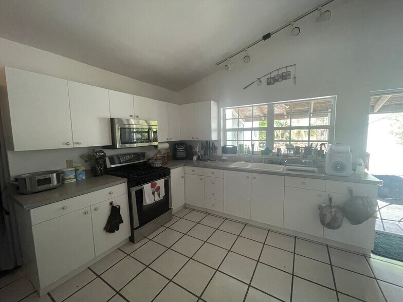 Building Photo - 17650 NW 77th Ct