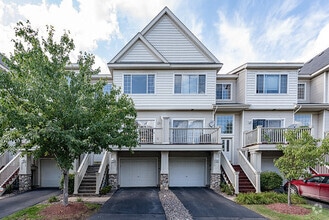 Building Photo - Like New 2 Bed/2 Bath Townhome With Amenit...