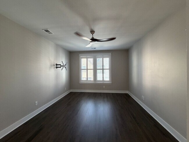 Building Photo - Midtown Townhouse