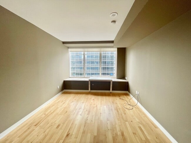 Building Photo - Millennium Stunner! 2BR/2BA 1,245sqft! Pet...