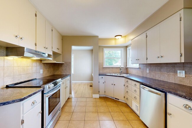 Building Photo - **APPROVED APPLICANTS**  Eastside Ground L...