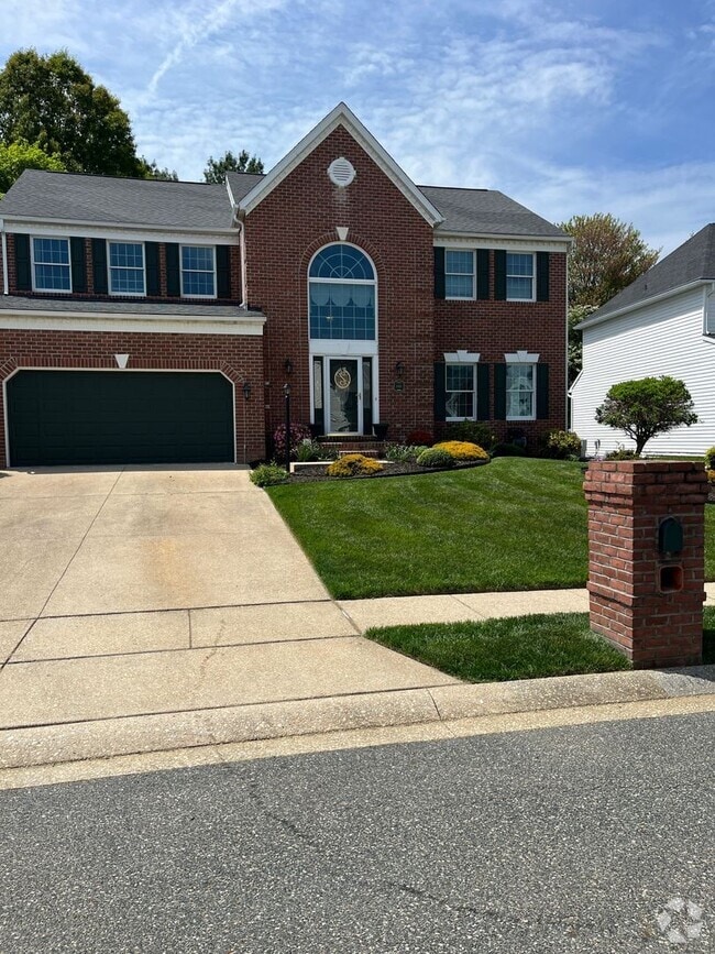 Building Photo - Updated & Landscaped 4 Bedroom, 4 Bath Hom...
