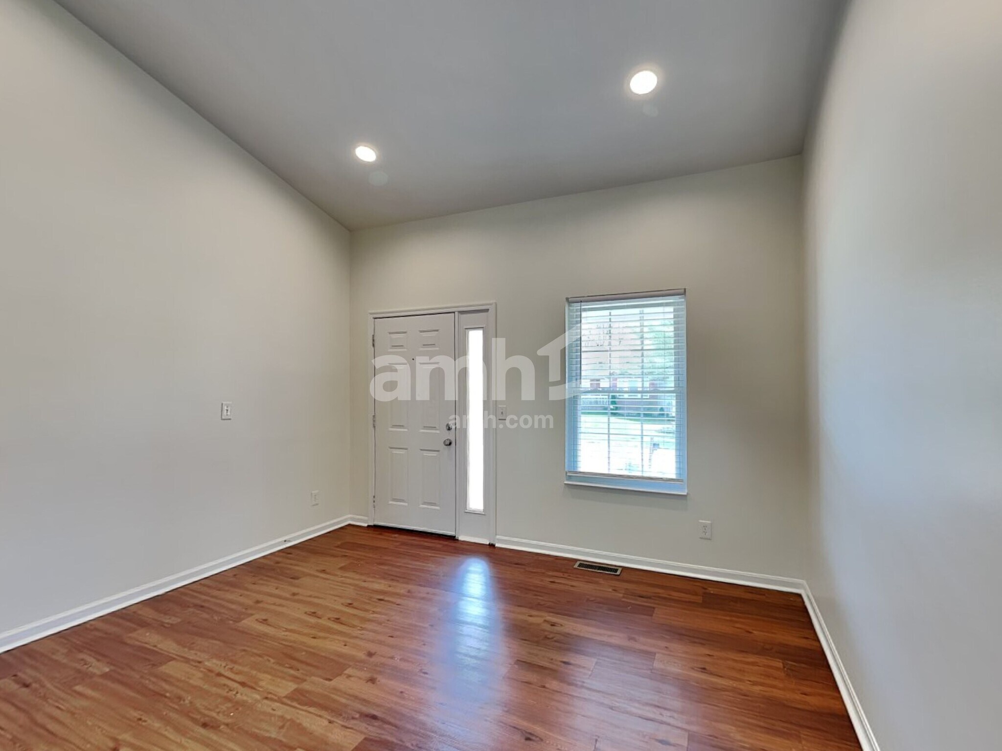 Building Photo - 2211 Siesta Dr