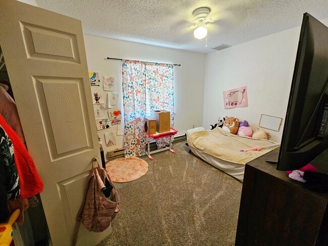 Building Photo - 3 Bedroom/2 Bath Home with a 2-Car Garage