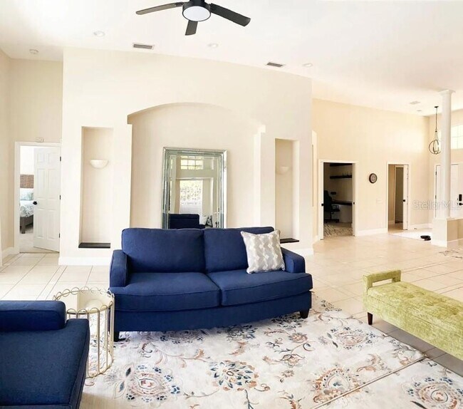 Building Photo - Rent a luxurious golf course lifestyle home in Sarasota, FL