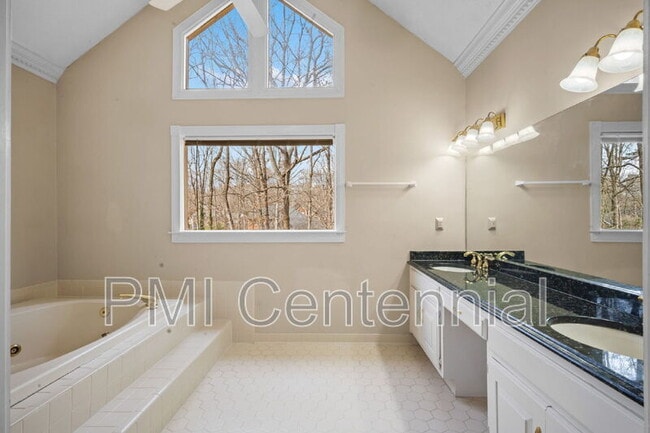 Building Photo - 2645 Wilshire Terrace