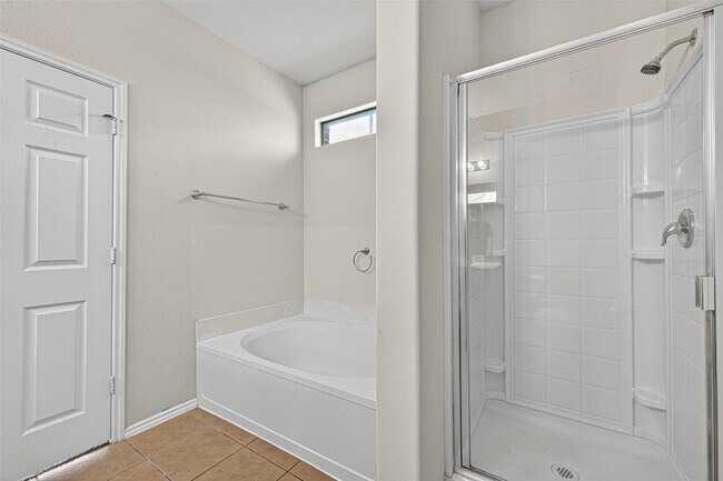 Building Photo - 1403 S Maple Dr