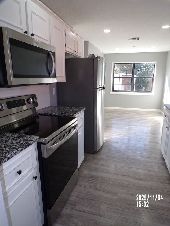 Building Photo - Fresh Paint!!, New Flooring and Granite Counter Tops!!!