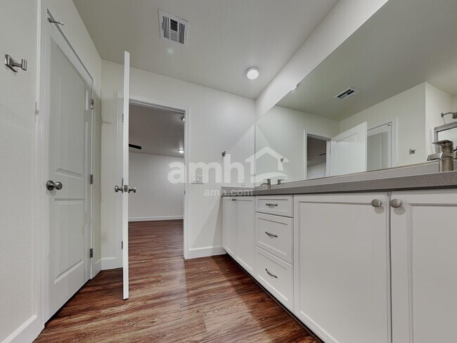 Building Photo - 6139 Schmidt St