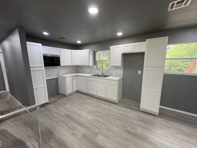Building Photo - 5724 N Frankfort Ave