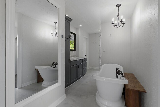 Building Photo - Charming Brentwood Home with In-Ground Pool