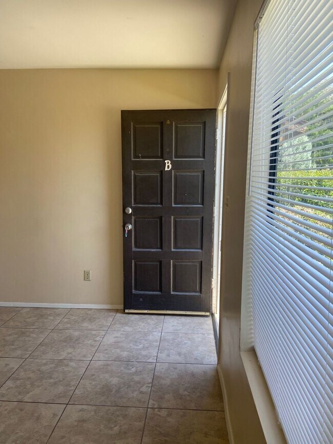 Building Photo - 913 Nimrod Ct