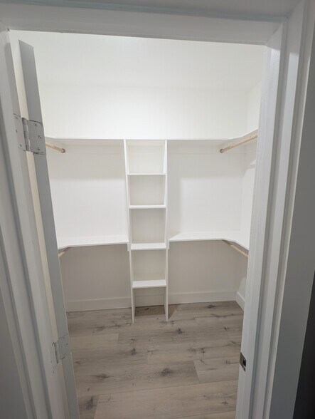 Building Photo - 405 E Wilson Ave