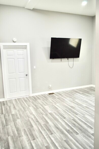 Building Photo - 522 W 81st St