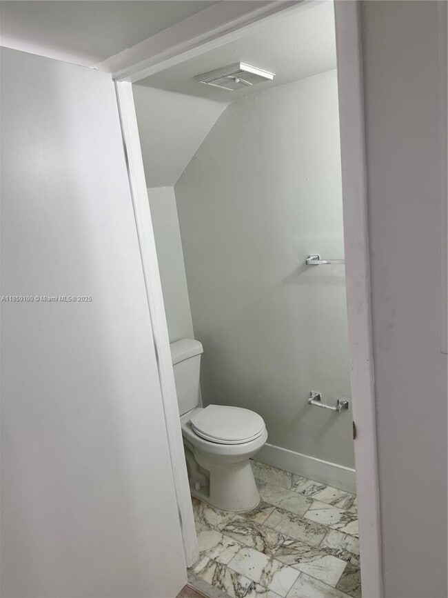 Building Photo - 10152 SW 77th Ct