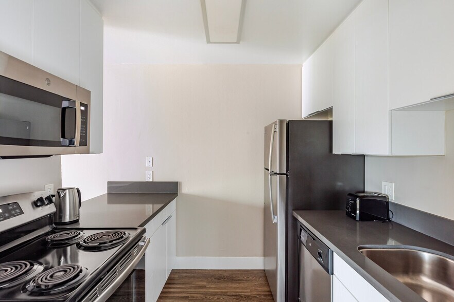 Building Photo - 900 E Hillsdale Blvd