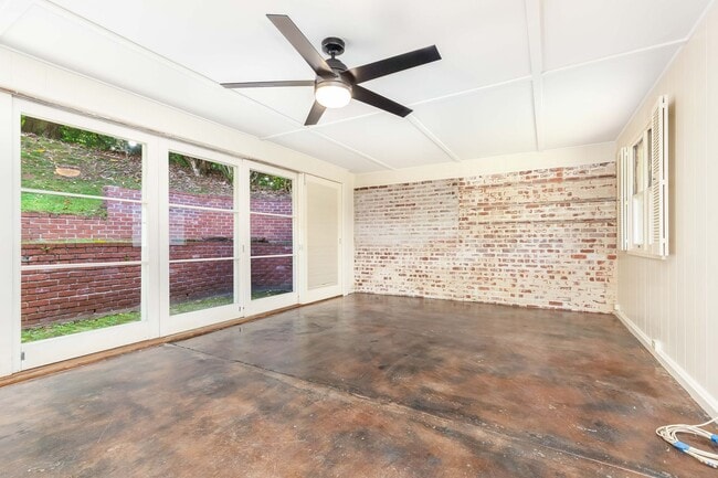 Building Photo - Rare Find: Tantalus Rustic Charm: Large: 1 Bdr/1 Bth:- Electric Included