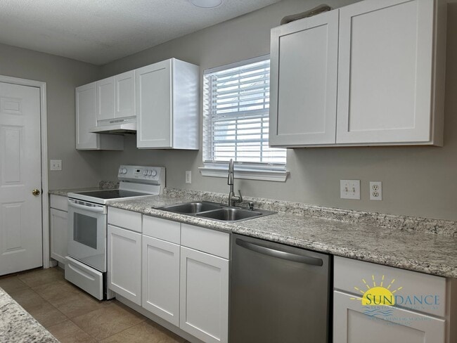 Building Photo - Beautiful 3 Bedroom Home in Fort Walton Beach!