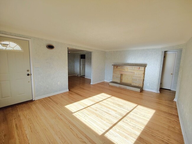 Building Photo - *Well-Maintained & Spacious 3BD/1.5BA Single Family Home Available in Baldwin*