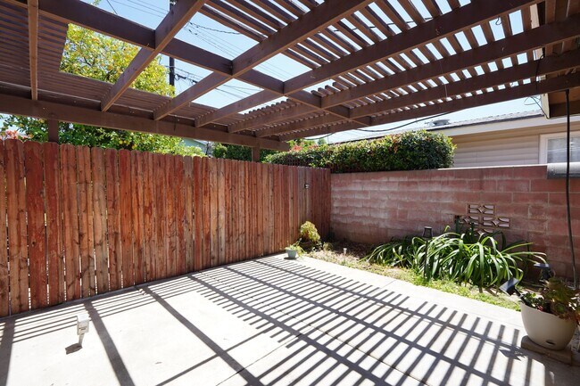 Building Photo - 220 Lilac Ct