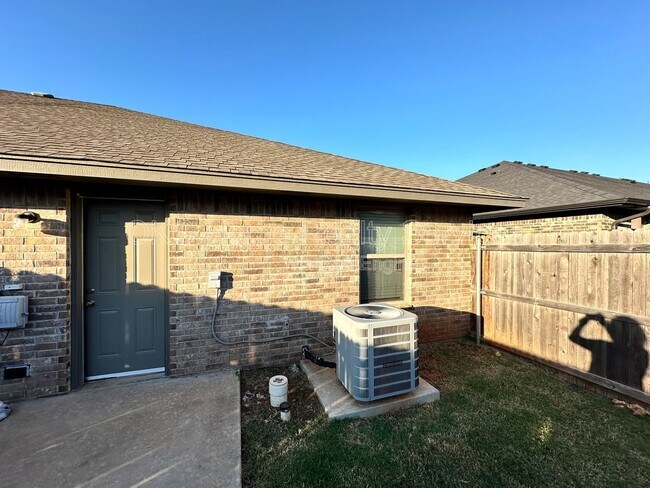 Building Photo - 409 Summit Ridge Dr