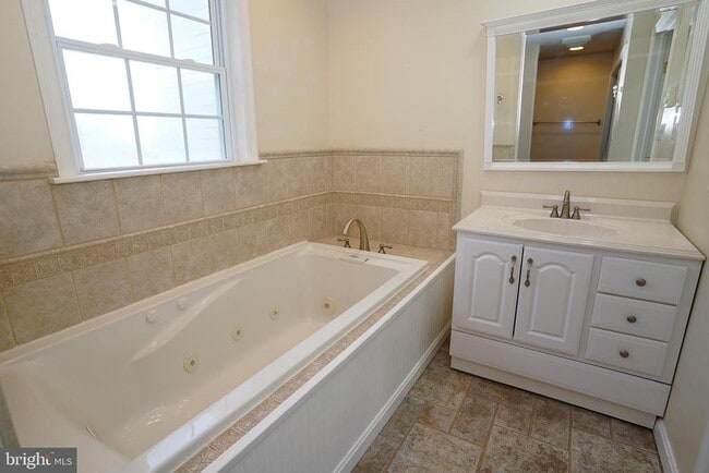 Building Photo - 7862 Centergate Ct