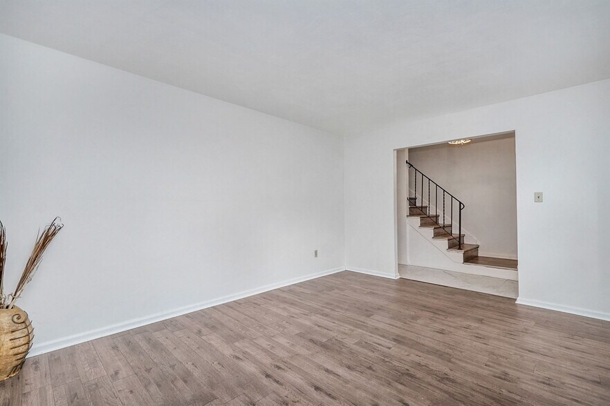 Building Photo - 5213 Clover Hill Dr