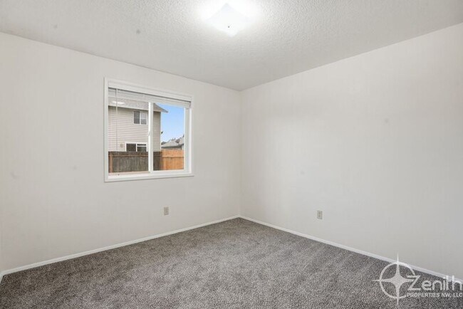 Building Photo - 16113 NE 4th Way