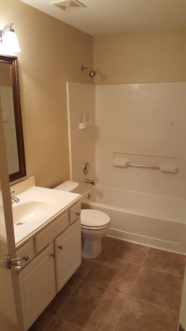 Building Photo - Hailey's Manor