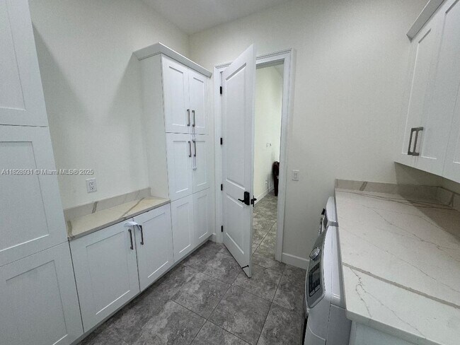 Building Photo - 4691 Estates Cir